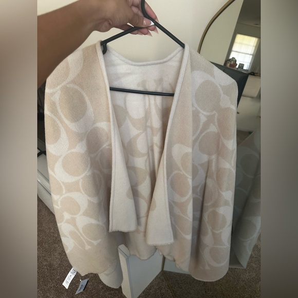 Signature Cape - Picture 1 of 4